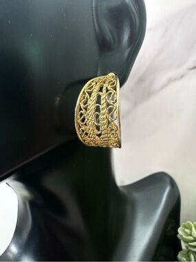 💛Gold Tone Filigree C-Hoops
